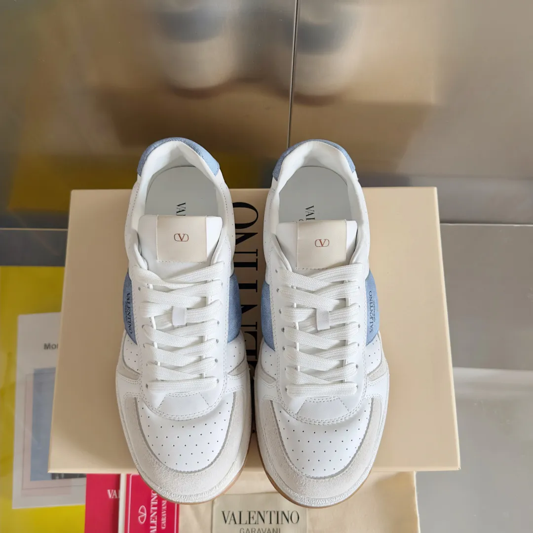 [Valentino] P: 800💰 Couple model, size: ▪️Size: Women's model 35-40 / Men's model 39-44 (45 customized) Valentino Valentino Couple model Joie de Jouer series Velcro Thick sole Bread shoes Couple model Casual sports shoes White shoes Original purchase and development Production Joie de Jouer series The style is simple but not out of style. The pure white base is paired with fresh green and soft beige, and the unique Velcro design highlights your personality. Every detail tells the fashion and quality. Wear it, take a confident step, and start the fashion journey. Exquisite packaging at the delivery counter🛍📦 ▪️Fabrics: Original custom imported first-layer cowhide ▪️Inner lining: Original custom-made soft sheepskin lining ▪️Outsole: Original open-molded anti-slip TPU material ▪️Sole thickness: 3.5CM
